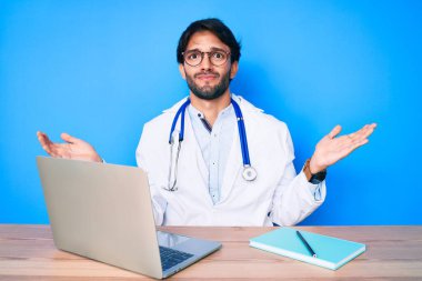 Yakışıklı, doktor üniforması giyen, klinikte çalışan, habersiz ve kolları açık, hiçbir fikri olmayan, şüpheli yüzlü bir İspanyol.. 