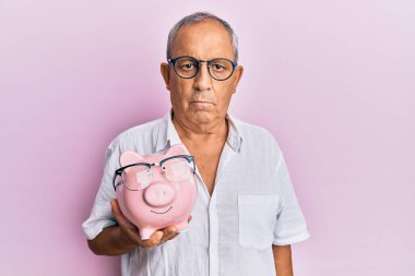 Yakışıklı, olgun, kumbaralı, gözlüklü, aklı başında, aklı başında, kendine güvenen bir adam. 