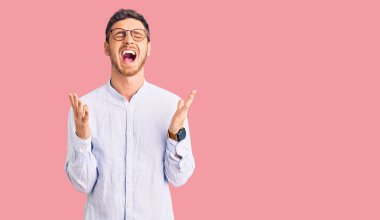 Zarif iş gömleği ve gözlük takan yakışıklı genç adam kollarını kaldırmış ve gözleri kapalı heyecanla haykırarak başarının çılgınlığını kutluyor. Kazanan konsept 