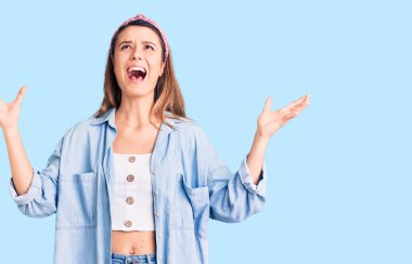 Genç, güzel bir kız, gündelik tişört giyiyor ve diyabet hastası, deli gibi bağırıyor, agresif bir ifadeyle bağırıyor ve kollarını kaldırıyor. hüsran kavramı. 