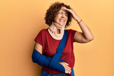 Güzel, orta yaşlı, boyun tasması ve kol takan olgun bir kadın. Stresli ve hayal kırıklığına uğramış, şaşırmış ve kızgın bir yüz. 