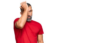 Orta yaşlı, gündelik kıyafetler giyen yakışıklı bir adam. Hatayla el ele tutuşup şaşırdı. Hatayı hatırla. Unuttum, kötü hafıza kavramı. 