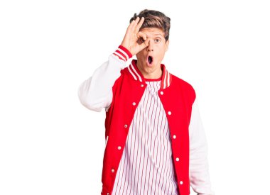 Beyzbol üniforması giyen yakışıklı genç adam şaşırmış yüz ifadesiyle şok olmuş, parmaklarından bakan gözler. İnançsız ifade. 