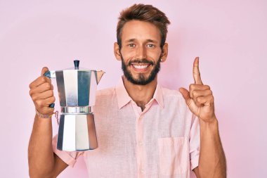 Sakallı yakışıklı beyaz adam elinde bir fikirle gülümseyen İtalyan kahve makinesi ya da soru işareti yapan mutlu yüzlü bir numara. 