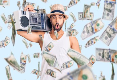 Kasetçalar tutan genç İspanyol adam, korkmuş ve şaşırmış bir şekilde müzik dinliyordu.