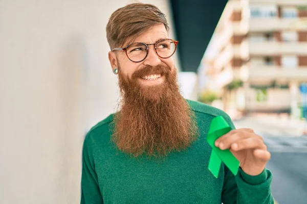 Giovane Uomo Irlandese Con Barba Rossa Sorridente Felice Tenendo Nastro — Foto Stock