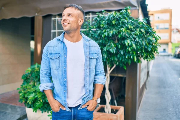 Jonge Kaukasische Man Glimlachend Gelukkig Wandelen Naar Stad — Stockfoto