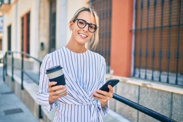 Joven Empresaria Rubia Usando Smartphone Tomando Café Ciudad — Foto de Stock