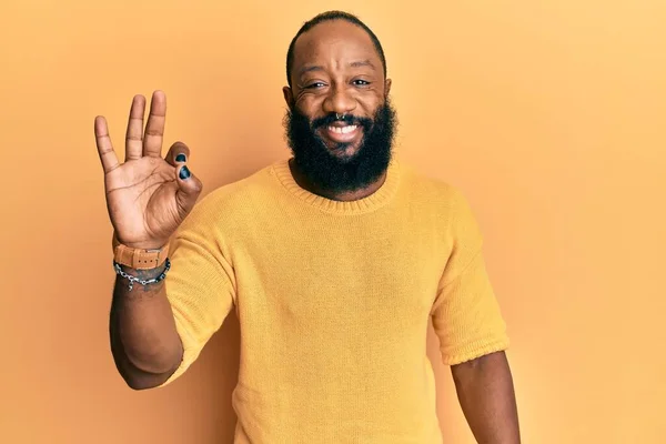 若いアフリカ系アメリカ人の男性は 手と指でOkサインをして積極的に笑顔カジュアルな服を着ています 成功した表現 — ストック写真