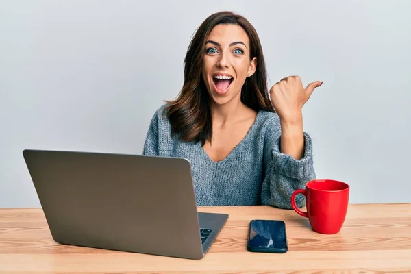 Giovane Donna Bruna Che Lavora Ufficio Usando Computer Portatile Che — Foto Stock