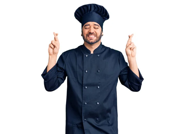 요리용 유니폼을 몸짓을 스페인 남자가 희망과 있었다 행운과 미신적 — 스톡 사진