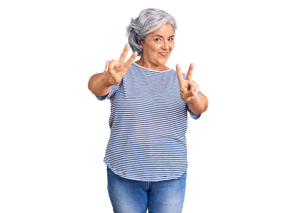 Mulher Sênior Com Cabelos Grisalhos Vestindo Roupas Listradas Casuais Sorrindo — Fotografia de Stock