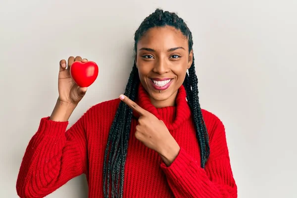 Femme Afro Américaine Tenant Coeur Rouge Souriant Heureux Pointant Avec — Photo