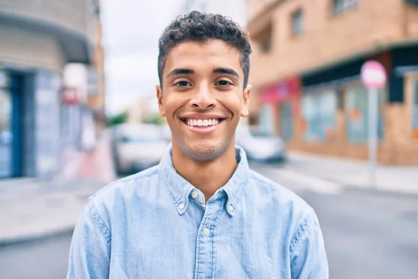 Joven Latino Sonriendo Feliz Caminando Por Ciudad —  Fotos de Stock