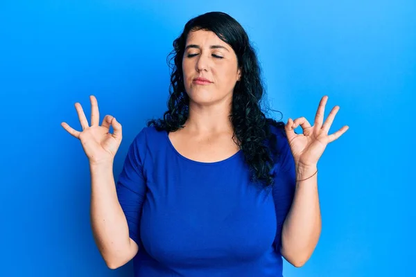 Velikost Brunetka Žena Neformální Modré Košili Relaxovat Usmívat Zavřenýma Očima — Stock fotografie