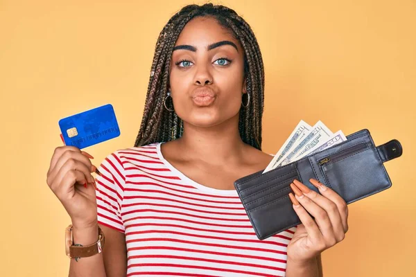 Mladá Africká Američanka Copánky Peněžence Dolary Kreditní Kartou Dívá Kamery — Stock fotografie