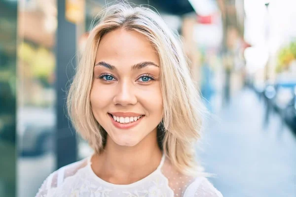 Jong Kaukasisch Meisje Glimlachen Gelukkig Wandelen Straat Van Stad — Stockfoto