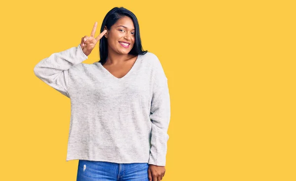 Mujer Hispana Con Pelo Largo Usando Ropa Casual Sonriendo Mirando —  Fotos de Stock