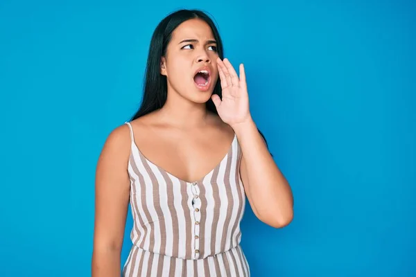 Jovem Bela Menina Asiática Vestindo Roupas Casuais Gritando Gritando Alto — Fotografia de Stock