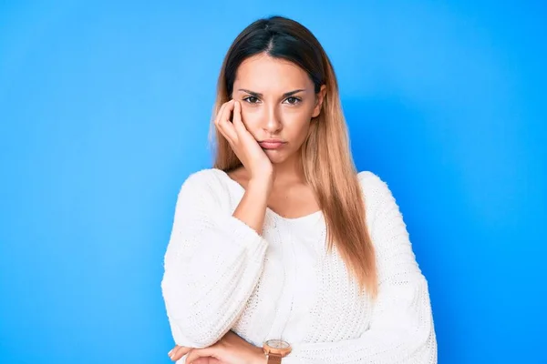 Fiatal Barna Visel Alkalmi Pulóver Gondolkodás Fáradtnak Tűnik Unatkozik Depresszió — Stock Fotó