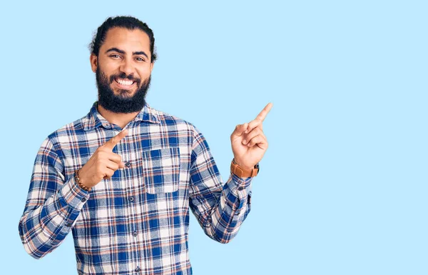 Jovem Árabe Vestindo Roupas Casuais Sorrindo Olhando Para Câmera Apontando — Fotografia de Stock