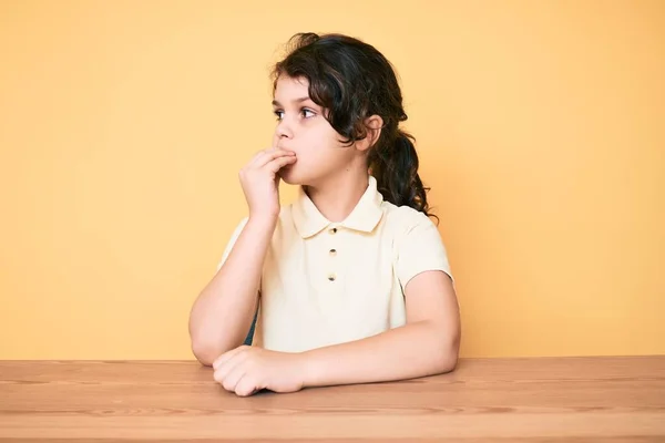 Schattig Latijns Amerikaans Kind Casual Kleding Zittend Tafel Gestrest Nerveus — Stockfoto