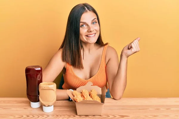 Young Caucasian Woman Eating Fried Chicken Sauces Screaming Proud Celebrating — ストック写真