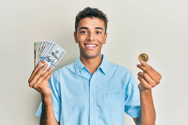 Młody Przystojny Afrykański Mężczyzna Trzymający Wirtualną Walutę Bitcoin Dolary Uśmiechnięte — Zdjęcie stockowe
