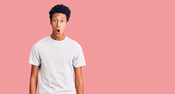 Ung Afrikansk Amerikan Man Bär Casual Kläder Rädd Och Chockad — Stockfoto