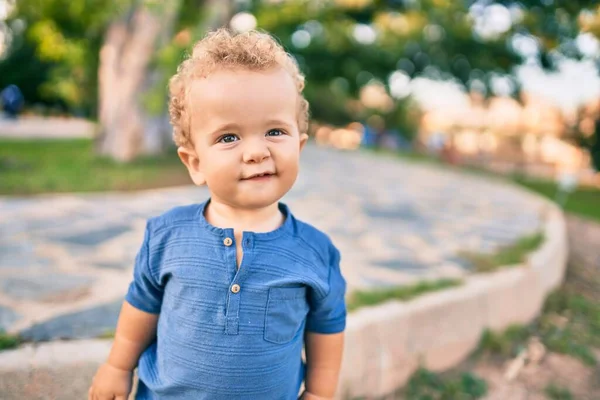 Niño Lindo Feliz Divirtiéndose Parque Día Soleado Hermoso Pelo Rubio —  Fotos de Stock