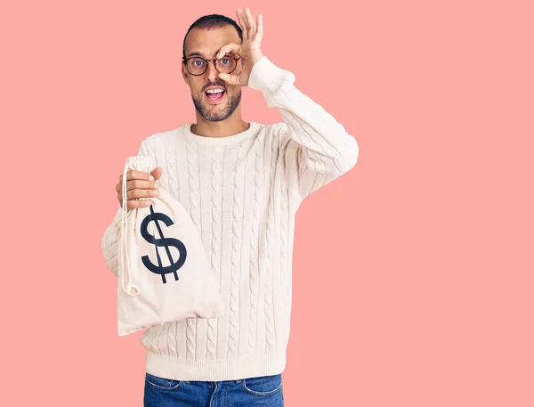 Jovem Homem Bonito Segurando Saco Dinheiro Com Símbolo Dólar Sorrindo — Fotografia de Stock