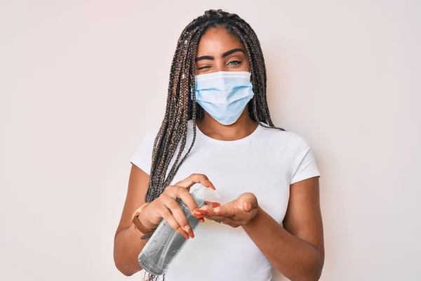 Young African American Woman Braids Wearing Medical Mask Using Hand — Φωτογραφία Αρχείου