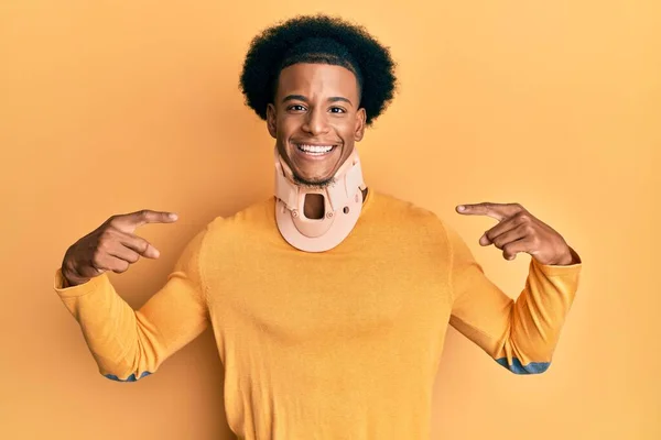 Africano Americano Com Cabelo Afro Vestindo Colar Cervical Pescoço Olhando — Fotografia de Stock