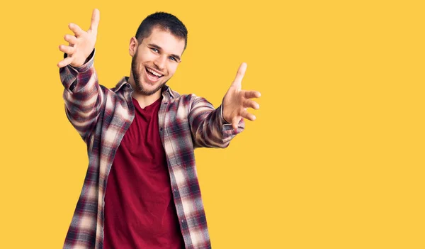 Joven Hombre Guapo Con Camisa Casual Mirando Cámara Sonriendo Con — Foto de Stock