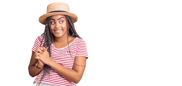 Joven Mujer Afroamericana Con Trenzas Con Sombrero Verano Riendo Nerviosa — Foto de Stock
