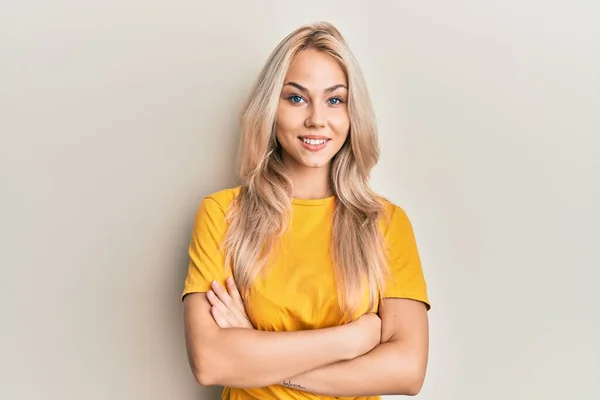 Vacker Kaukasiska Blond Flicka Bär Casual Tshirt Glad Ansikte Leende — Stockfoto