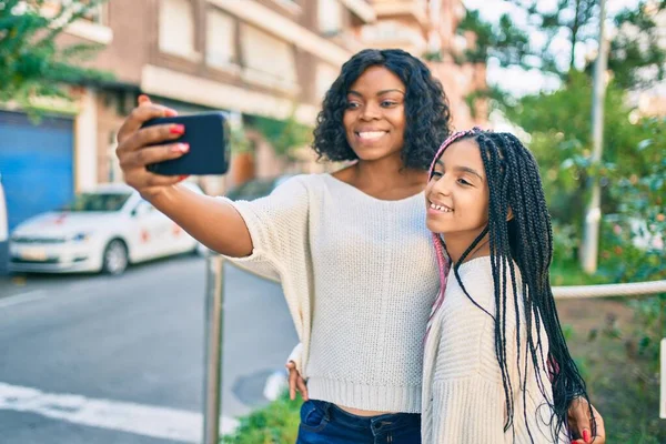 Afrikansk Amerikansk Mor Och Dotter Kramas Och Göra Selfie Smartphone — Stockfoto