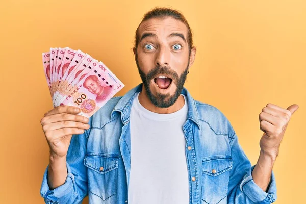 Hombre Atractivo Con Pelo Largo Barba Sosteniendo Billetes Chinos 100 —  Fotos de Stock