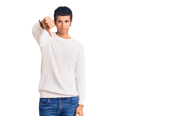 カジュアルな服を着ている若いアフリカ系アメリカ人男性は 親指を下にジェスチャーで拒絶と否定を示す不満と怒りを見ています 悪い表現 — ストック写真