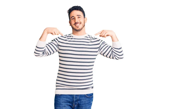 Joven Hombre Hispano Vistiendo Ropa Casual Mirando Confiado Con Sonrisa —  Fotos de Stock