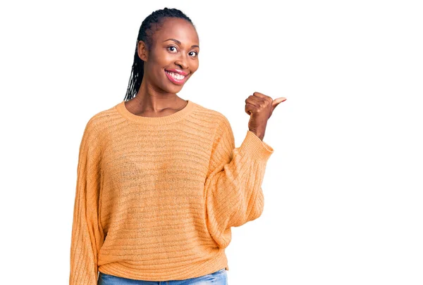 Jong Afrikaans Amerikaans Vrouw Dragen Casual Kleding Glimlachen Met Gelukkig — Stockfoto