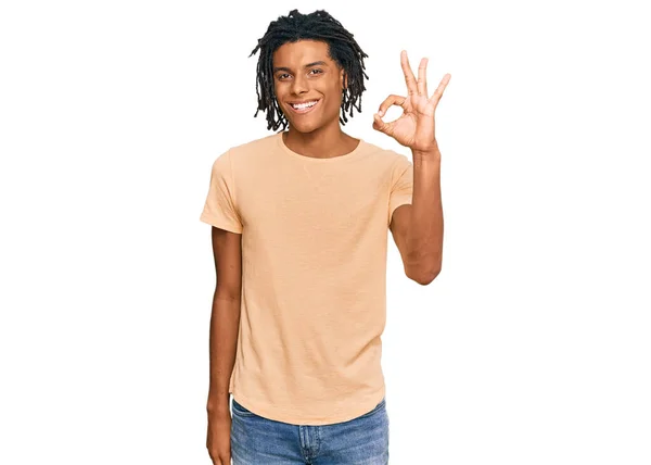 Jovem Afro Americano Vestindo Roupas Casuais Sorrindo Positivo Fazendo Sinal — Fotografia de Stock