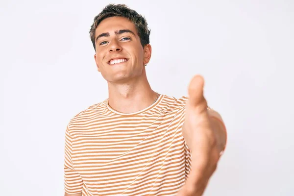 Joven Hombre Guapo Con Ropa Casual Sonriente Amistoso Ofreciendo Apretón —  Fotos de Stock