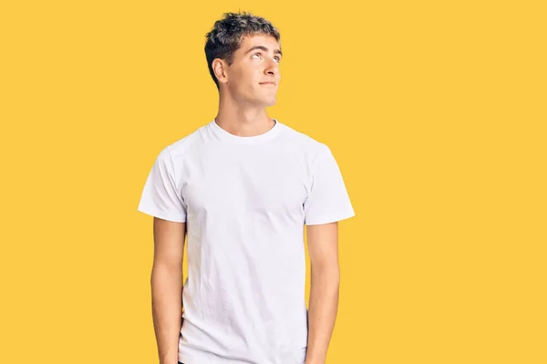 Joven Hombre Guapo Vistiendo Camiseta Blanca Casual Sonriendo Mirando Lado — Foto de Stock