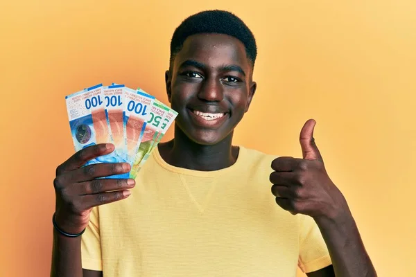 Fiatal Afro Amerikai Férfi Kezében Svájci Frank Bankjegyek Mosolyogva Boldog — Stock Fotó