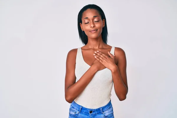 Ung Afrikansk Amerikansk Kvinna Klädd Avslappnade Kläder Leende Med Händerna — Stockfoto