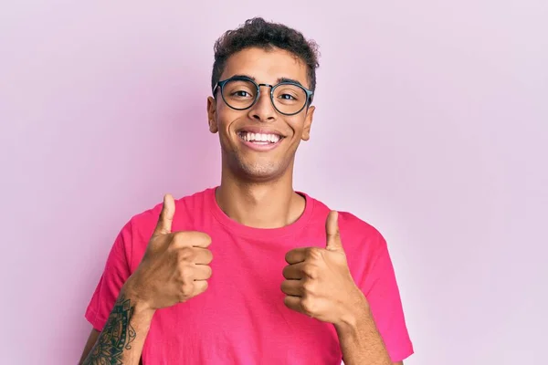 Junger Gutaussehender Afrikanisch Amerikanischer Mann Mit Brille Über Rosa Hintergrund — Stockfoto