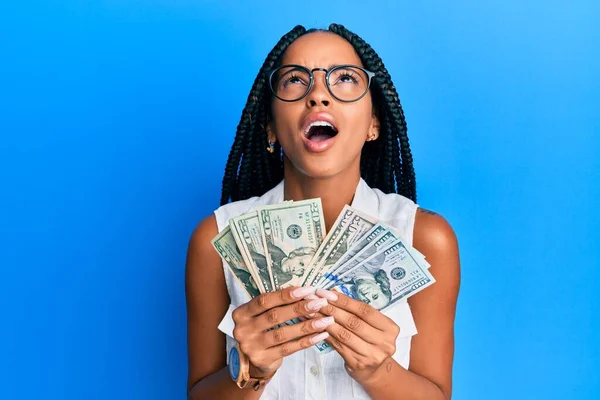 Beautiful Hispanic Woman Holding Dollars Angry Mad Screaming Frustrated Furious — Stock Photo, Image