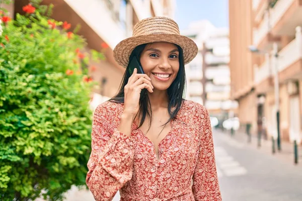 Jovem Turista Afro Americana Férias Falando Smartphone Cidade — Fotografia de Stock