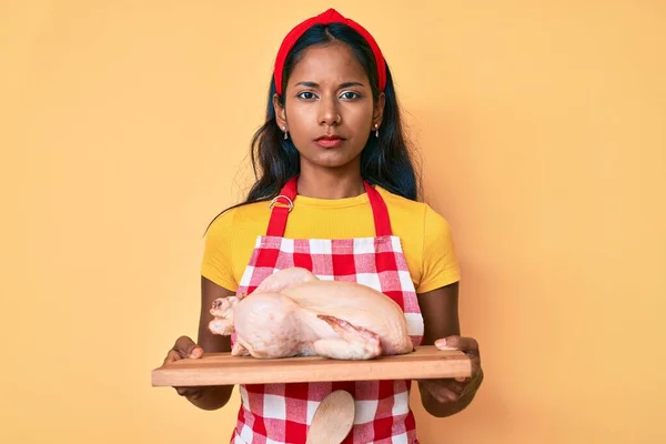 Genç Hintli Kız Aşçı Önlüğü Takıyor Elinde Tavuk Var Yüzünde — Stok fotoğraf